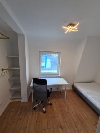 Anzeigenbild: MÖBLIERTES Zimmer (DG Zi. 1) in frisch saniertem Haus Nähe Bosch, FH und Innenstadt