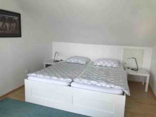Anzeigenbild: Helle, voll möblierte Dachgeschoss Wohnung- Nur Einzelpersonen