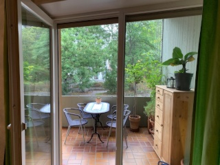 Helles Zimmer in einer Künstler-Wohnung