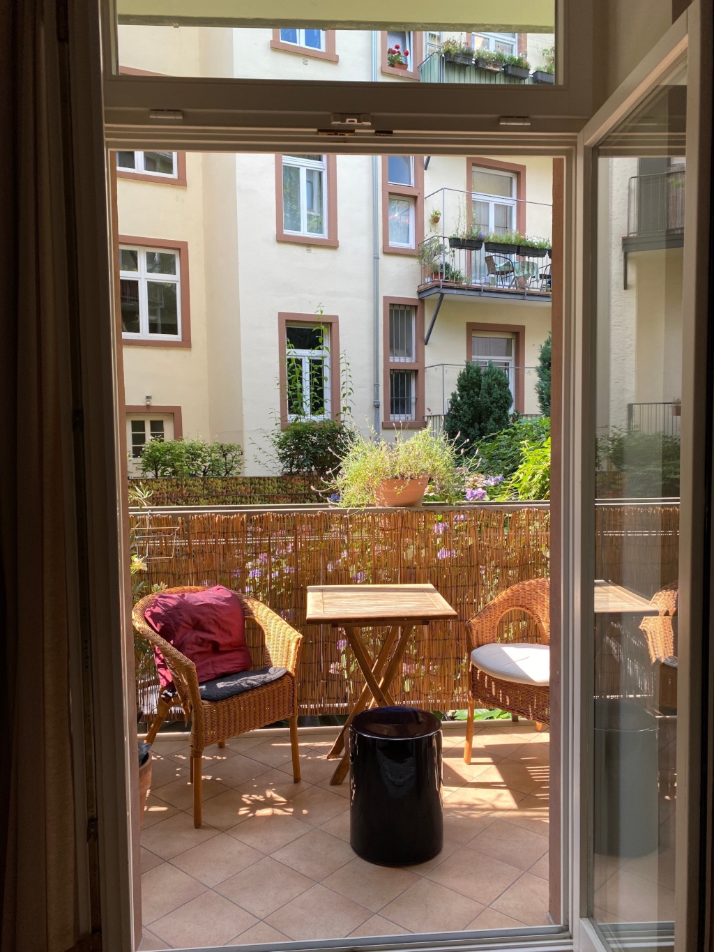 Mitbewohnerin Gesucht, Möb. Wohnung im Nordendost, Frankfurt (Verfügbar 4 Monate)
