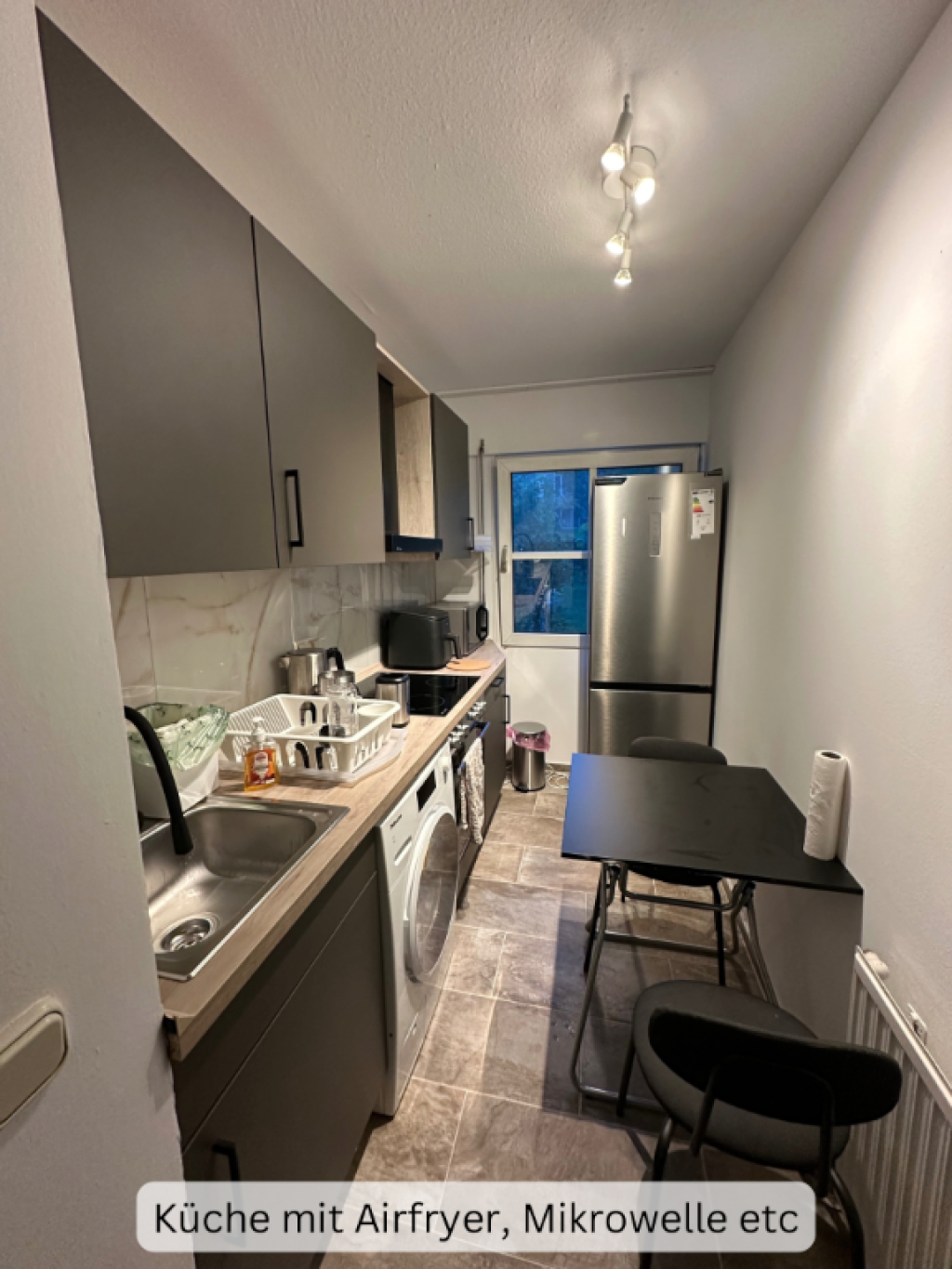 WG-Zimmer Neuhausen-Nymphenburg Klugstraße - Küche mit Airfryer, Mikrowelle etc