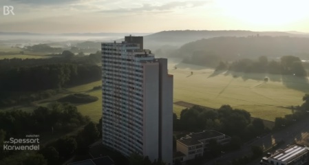 Anzeigenbild: Frauen-WG über den Dächern Erlangens: helles großes 25m^2 Zimmer und großer West-Balkon, Fernsicht zum Sonnenauf- und Untergang, in Sichtweite von Innenstadt (Med. Fakultät/Siemens).
