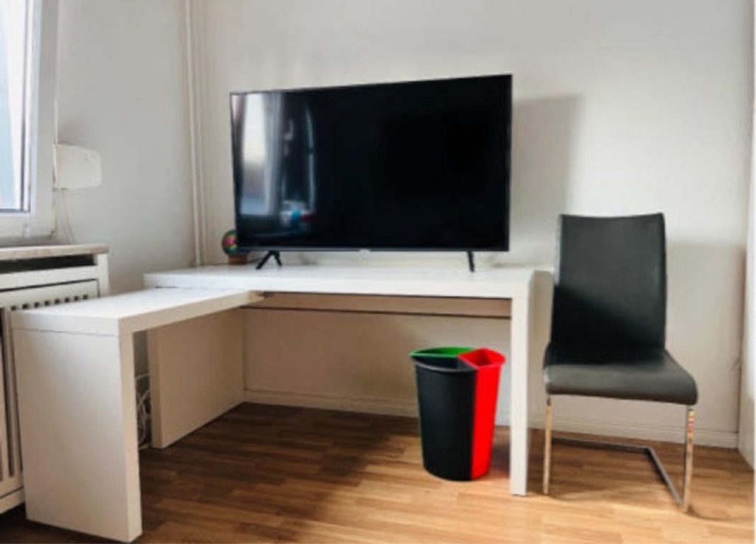 Flatshare Schwanheim Hegarstr 00 - grosser Schreibtisch