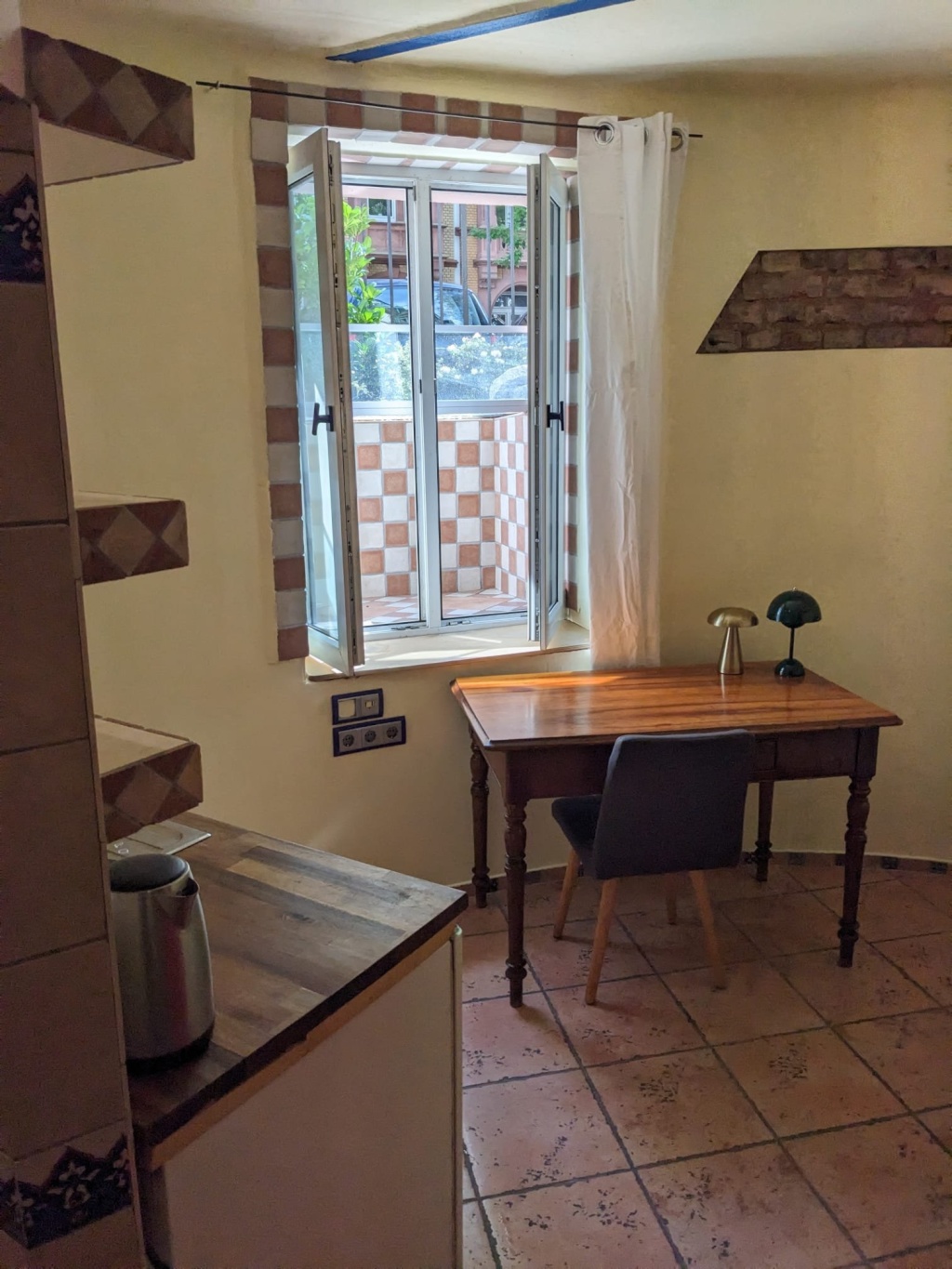 Estudio Sachsenhausen Textorstraße 105 - Table and window