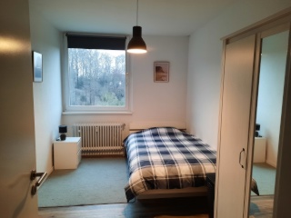 Anzeigenbild: Helles Zimmer mit Ausblick – Top-Lage direkt am Supermarkt & Grünfläche