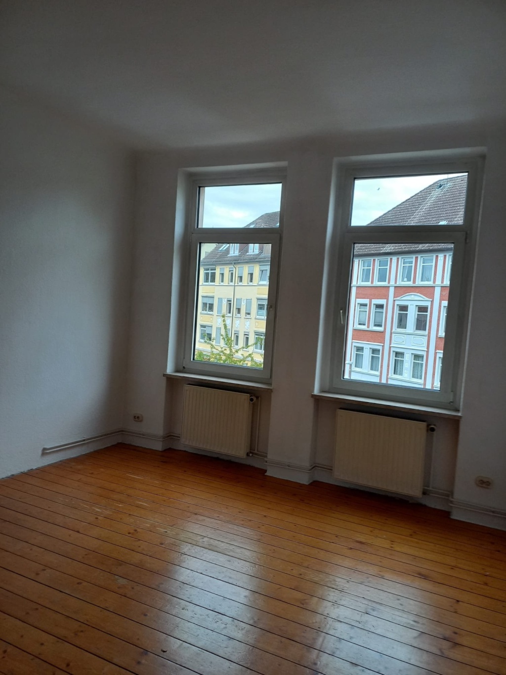 Wohnung stliches Ringgebiet Andreeplatz 2 - Zimmeransicht Holzdielen und Fenster