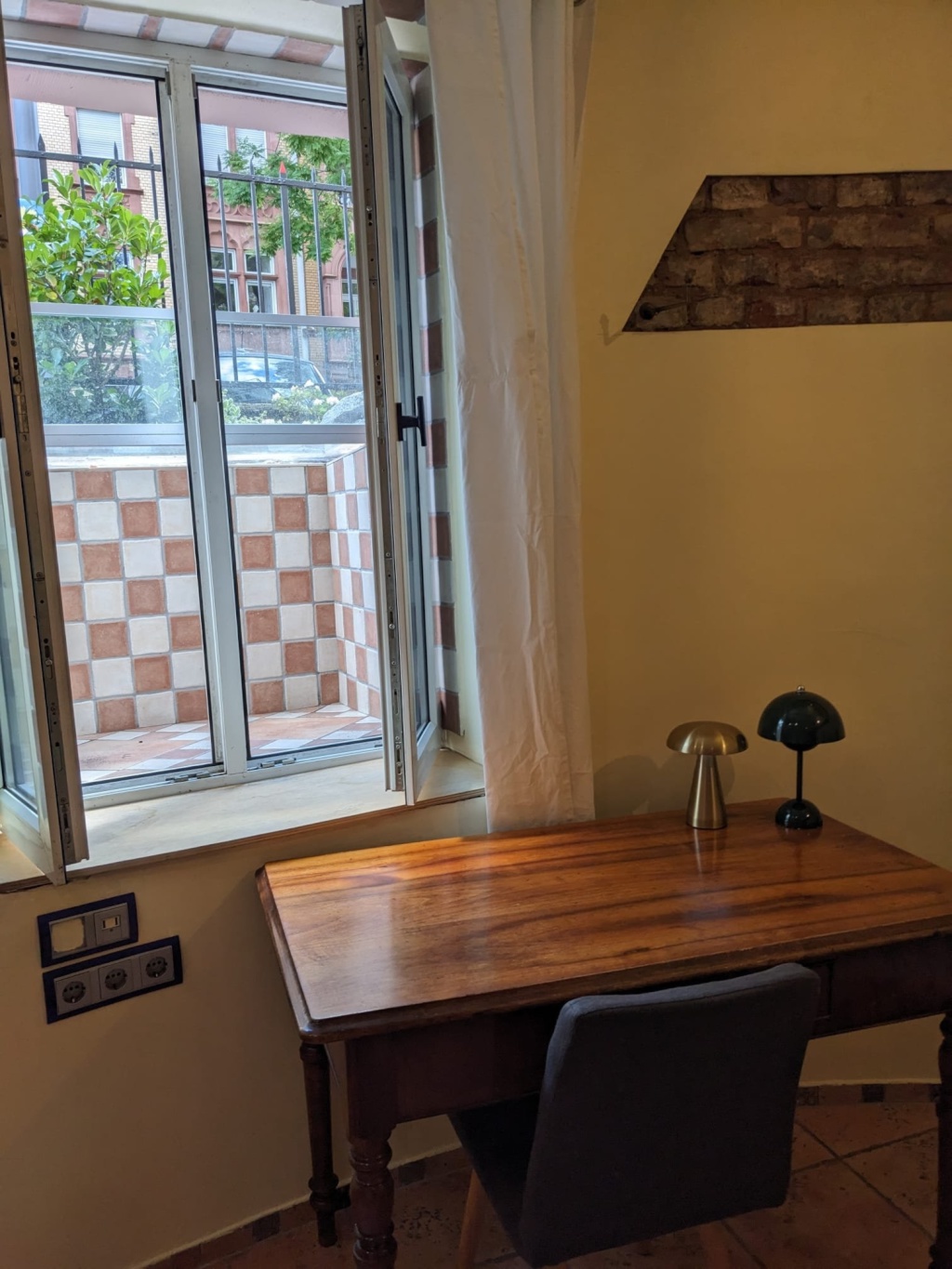 Estudio Sachsenhausen Textorstraße 105 - Table and window