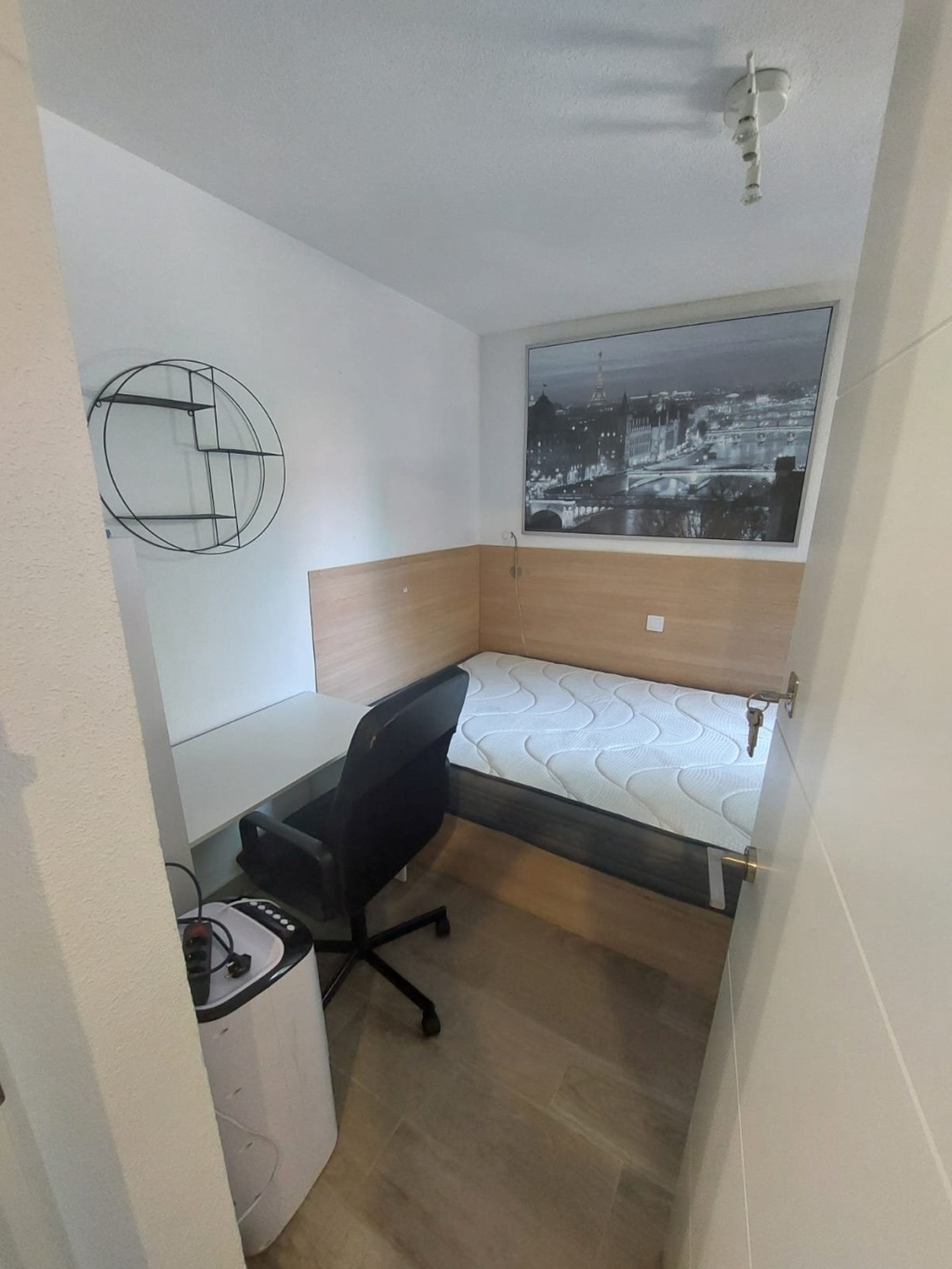 Habitación en WG RENFE-Haltestelle Doce de Octubre - Usera c/Tomelloso 51 - Zimmer "Paris" (Z2)