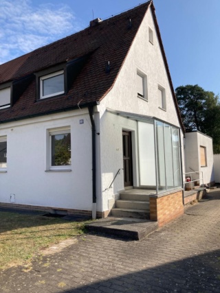 Anzeigenbild: Großes, helles Zimmer (Anbau) in Vierer-WG mit Blick in den Garten