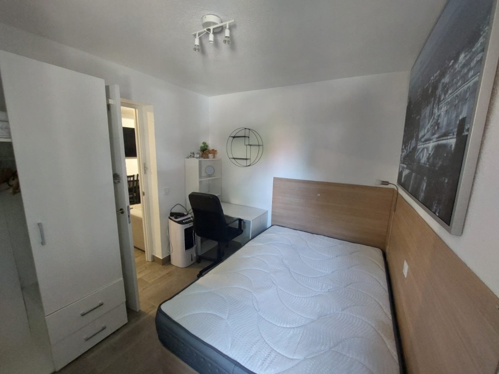 Habitación en WG RENFE-Haltestelle Doce de Octubre - Usera c/Tomelloso 51 - Zimmer "Paris" (Z2)