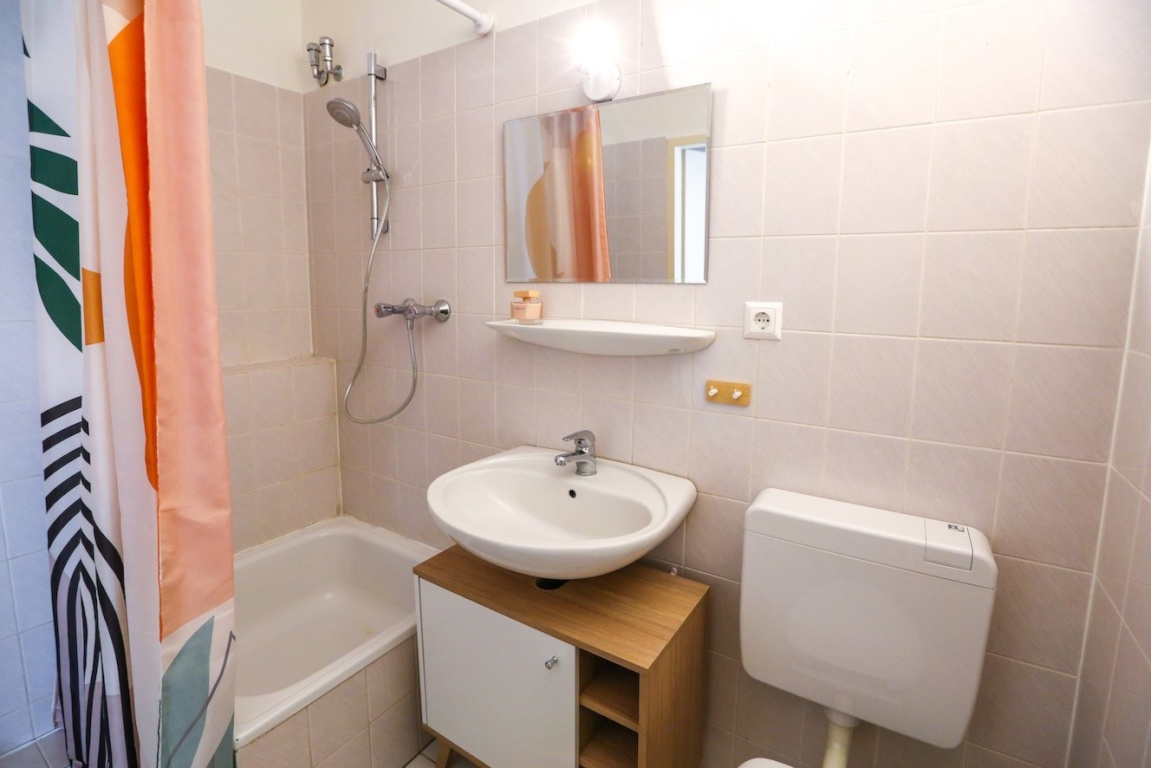 1-Zimmer-Wohnung Neukölln Pannierstraße 58 - Bad mit Waschtrockner