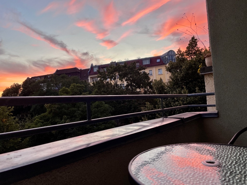 Bright F'hain Flat starting October - perfect location