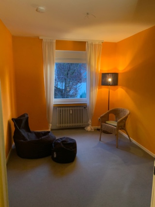 Anzeigenbild: 2 Zimmer  in 4 -Zimmer-Wohnung an Bonner Stadtgrenze (mit großem Garten)