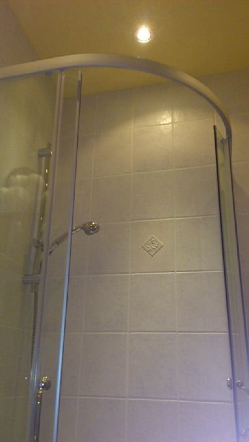 Flat Wunsch-flexibler Einzug noch im August möglich für 1 PERSON Allersbergerstrasse - Dusche mit Deckenstrahler und...