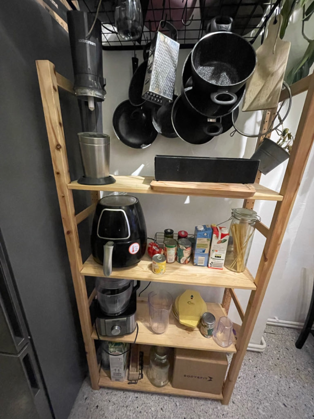 Wohnung Neukölln Weisestraße 43 - air fryer, many pans, mixer, SodaStream, Sandwich maker