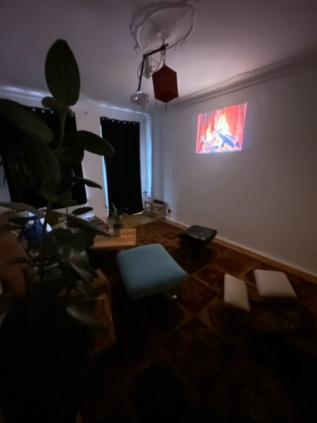 Wohnung Neukölln Weisestraße 43 - living room with projector and sound system