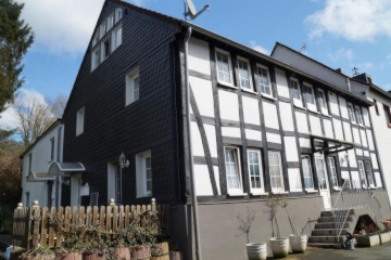 Gemütliches Zimmer in Land-WG August/September 2026 zur Zwischenmiete für Frau* frei
