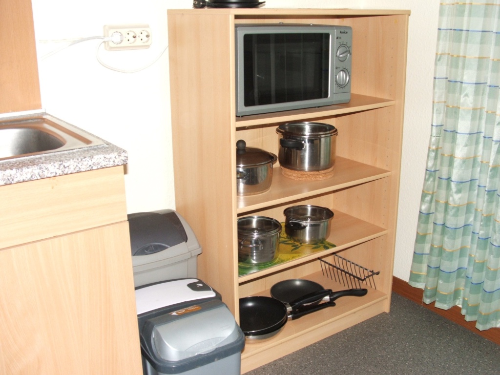 1-Zimmer-Wohnung Jülich Meerhofstraße 1 B - Zi. 1: Microwelle, Töpfe u.a.