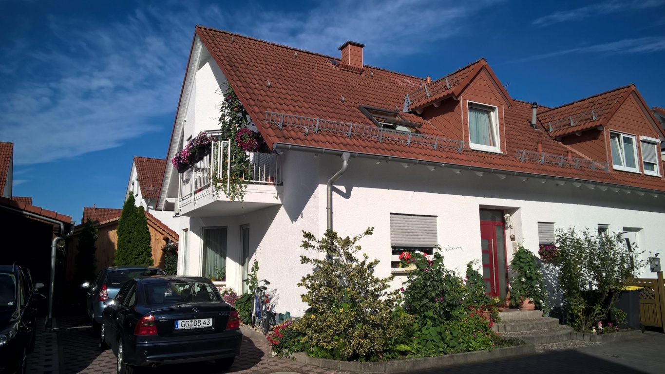 WG-Zimmer Flughafen Amselweg 12 - Haus im Sommer
