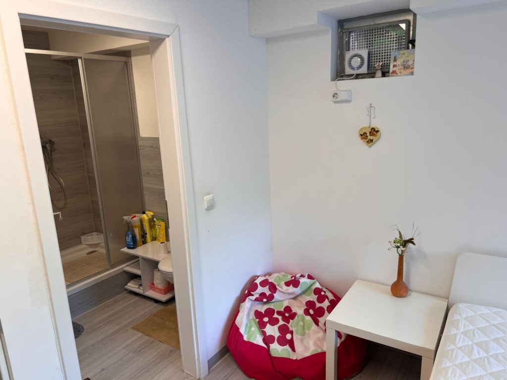 31 qm voll möblierte Einlieger-1-Zimmer-Wohnung Nr. 8 mit eigenem Hauseingang, Bad, Einbauküche, Waschmaschine, Garten, Stellplatz in Uni-Nähe - frisch renoviert – Äskulapweg 5, Apt. 8, 44801 Bochum Querenburg – Vorschaubild 8