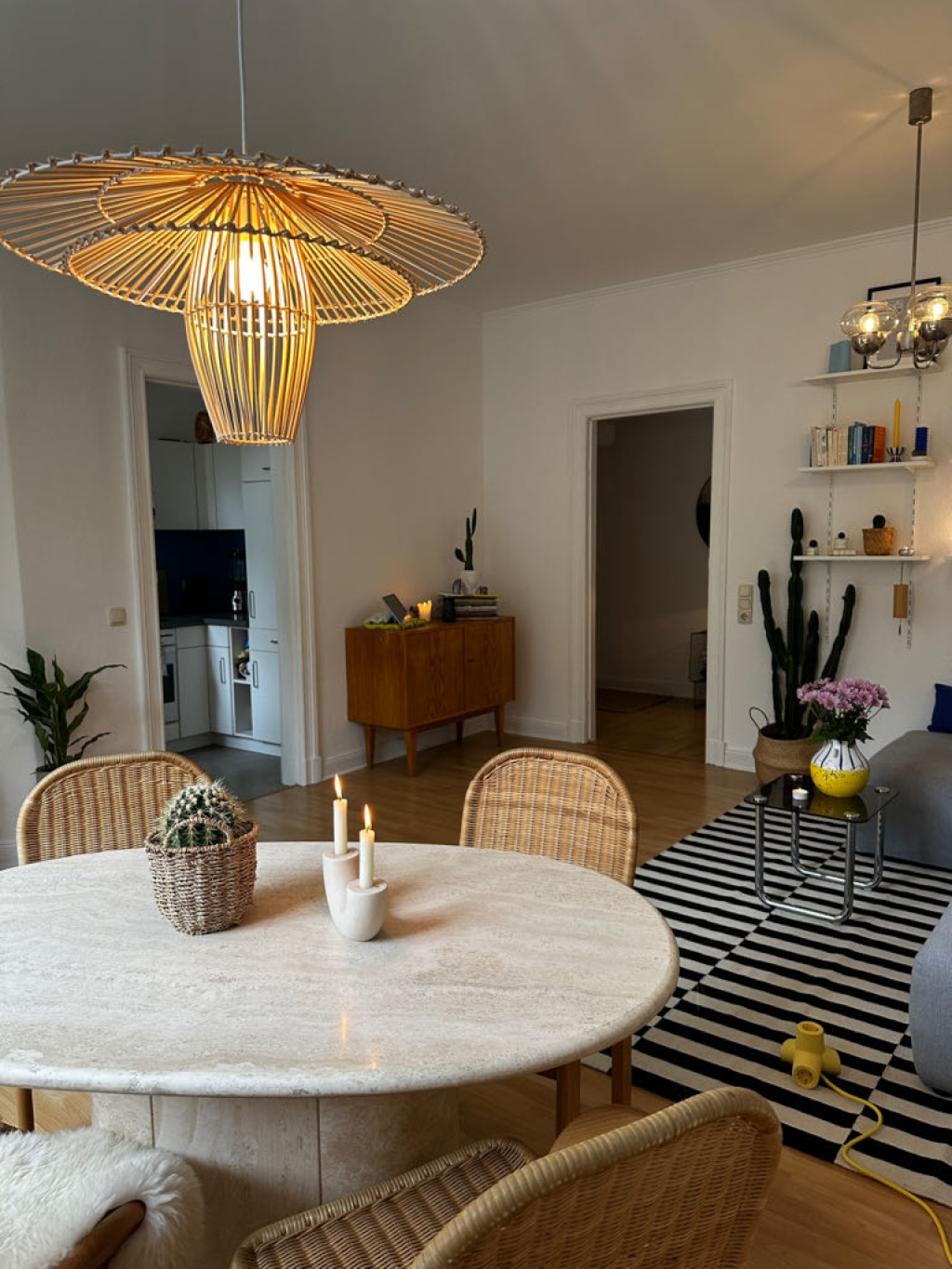 Wohnung Charlottenburg Wilmersdorfer Straße - Wohnzimmer mit Blick auf Küche + Flur