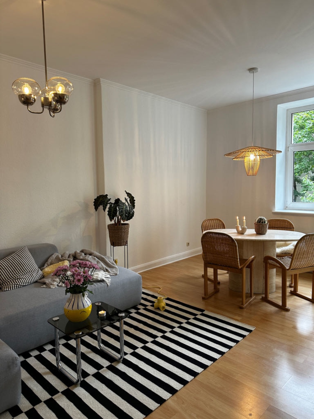 Wohnung Charlottenburg Wilmersdorfer Straße - Blick ins Wohn-+Esszimmer aus dem Flur