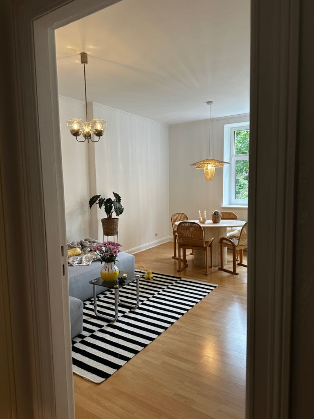 Wohnung Charlottenburg Wilmersdorfer Straße - Blick ins Wohn-/Esszimmer aus dem Flur