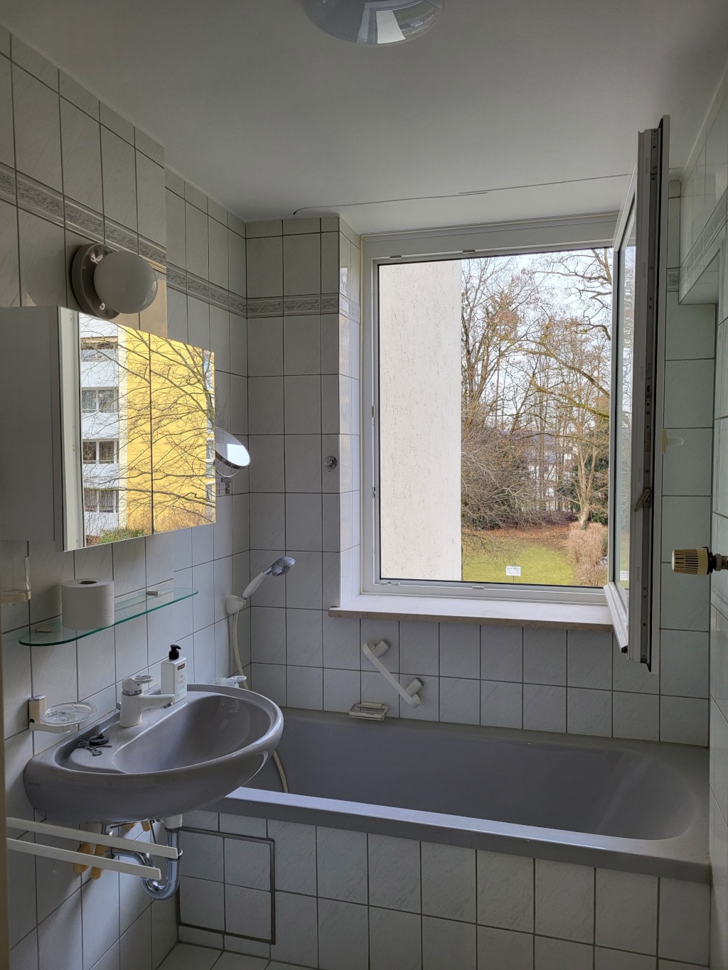 Flatshare Aubing-Lochhausen-Langwied Weißensteinstraße 12 - Bad mit Fenster