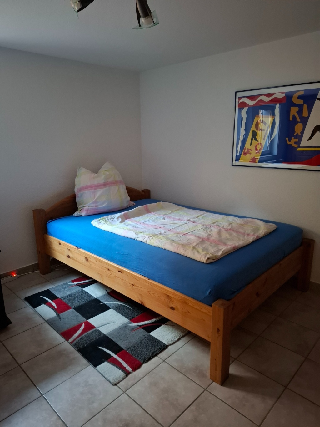 WG-Zimmer Flughafen Amselweg 12 - Bett aus Massivholz
