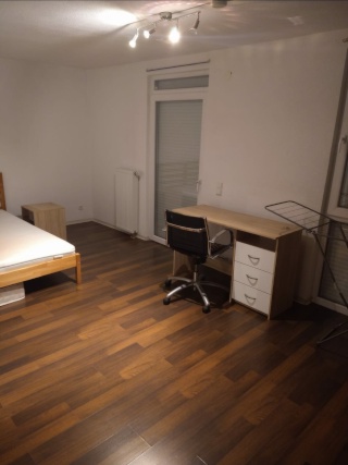 Helles 21 m2 WG Zimmer IN 4ER WG im Zentrum von S-Degerloch