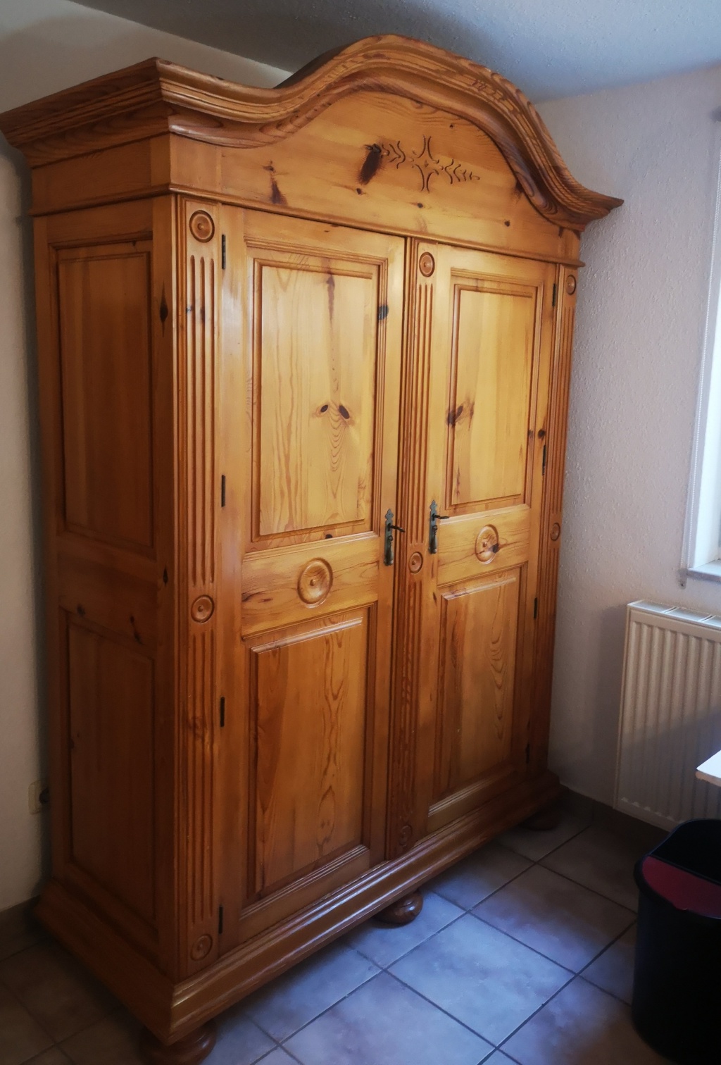 WG-Zimmer Flughafen Amselweg 12 - Kleiderschrank aus Massivholz