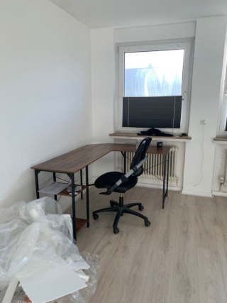 Anzeigenbild: Großes WG Zimmer mit kleinem Balkon und Blick auf Garten