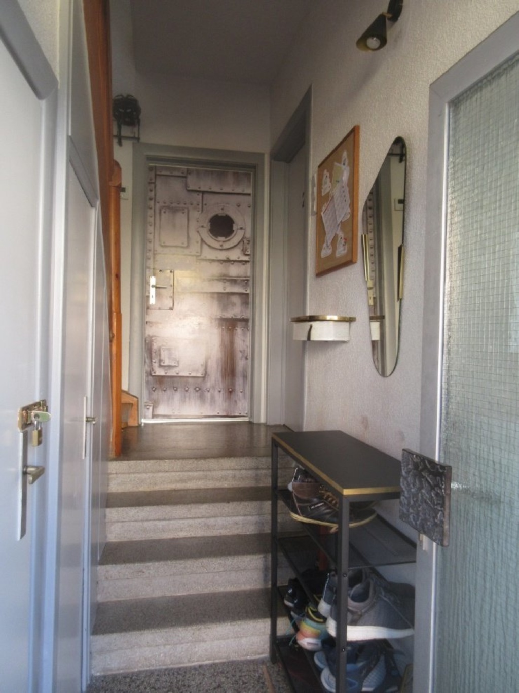 WG-Zimmer Untertürkheim Goldbergstraße 6 - Hausflur beim Eingang