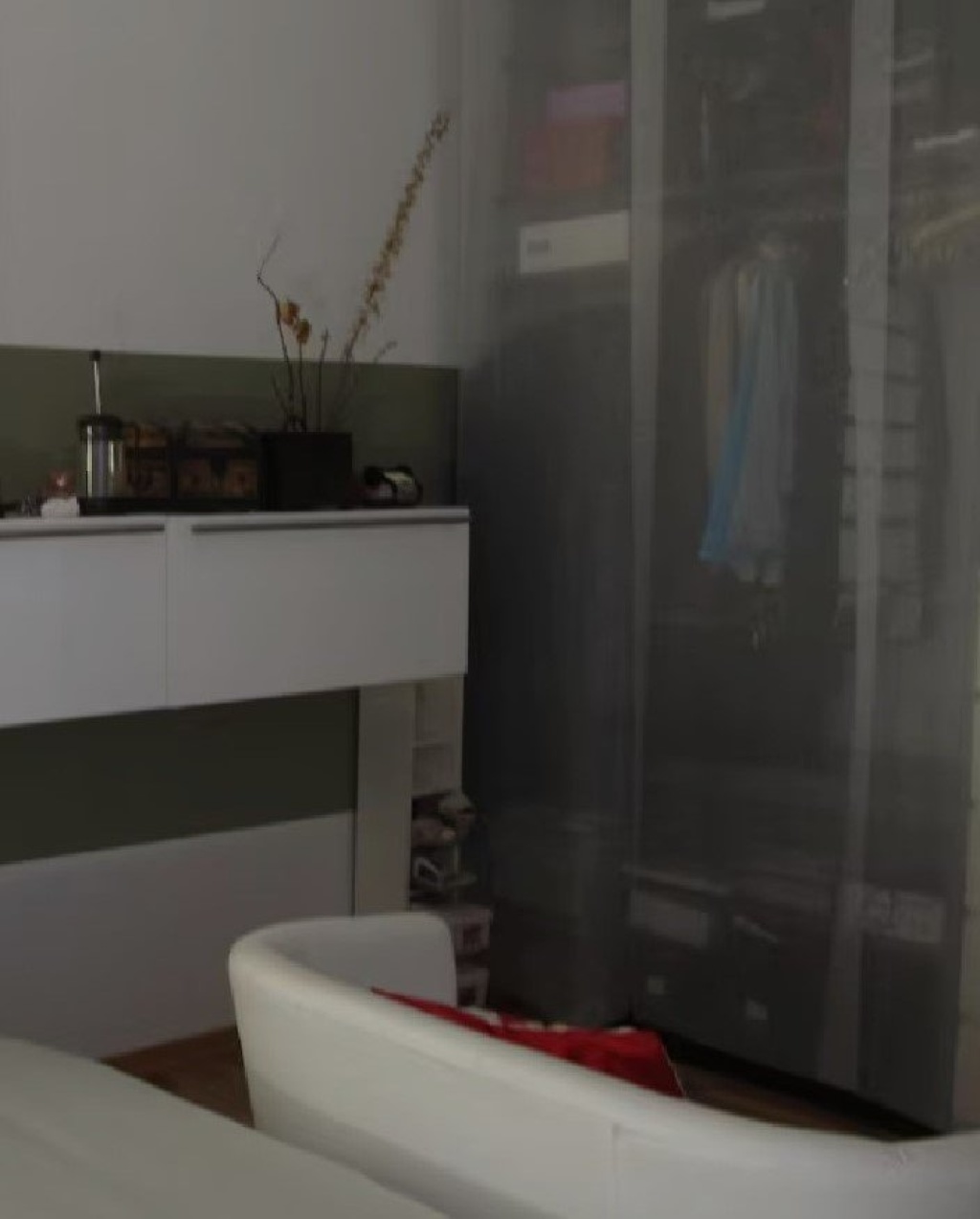 Wohnung Mitte Fehrbelliner Straße - Kleiderschrank und Sofa
