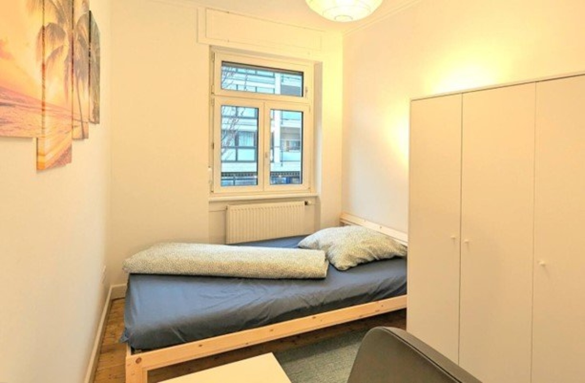 WG-Zimmer Rohrbach Karlsruher Straße 68 - Im Zimmer findest du alles was man braucht.  Ein 1,40m x2m Bett, ein Kleiderschrank und ein Arbeitsbereich mit Schreibtisch und Stuhl
