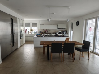 Anzeigenbild: Ein Zimmer in einem zweistöckigen Haus mit eigenem Bad, modern eingerichtet