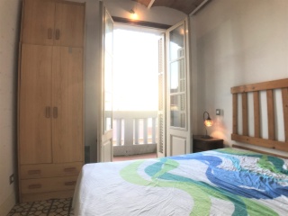 Imagen del anuncio: Tolles großes Zimmer mit Balkon in top-renovierter Altbauwohnung mit Still im Herzen von Barcelona zu vermieten