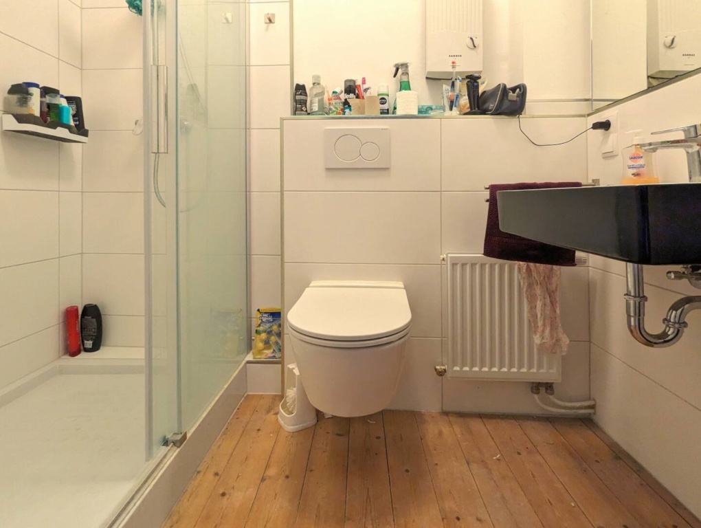 WG-Zimmer Rohrbach Karlsruher Straße 68 - Badezimmer mit Dusche und Waschbecken, eine von 2 Toiletten im Apartment.