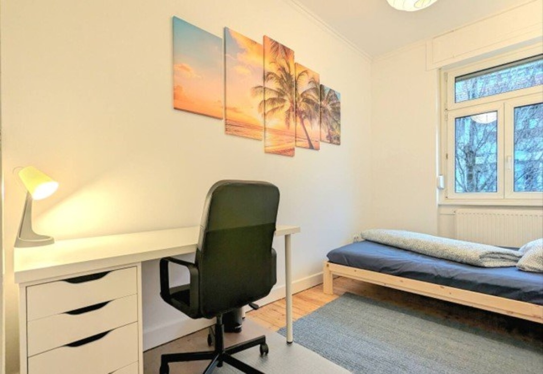 WG-Zimmer Rohrbach Karlsruher Straße 68 - Im Zimmer findest du alles was man braucht.  Ein 1,40m x2m Bett, ein Kleiderschrank und ein Arbeitsbereich mit Schreibtisch und Stuhl