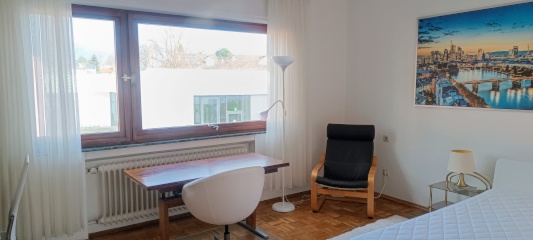 Wunderschönes, großes, möbliertes Zimmer mit Parkettboden, in Berufstätigen-WG, ruhig und hell, in 2 Minuten an U-Bahn / U5 Preungesheim