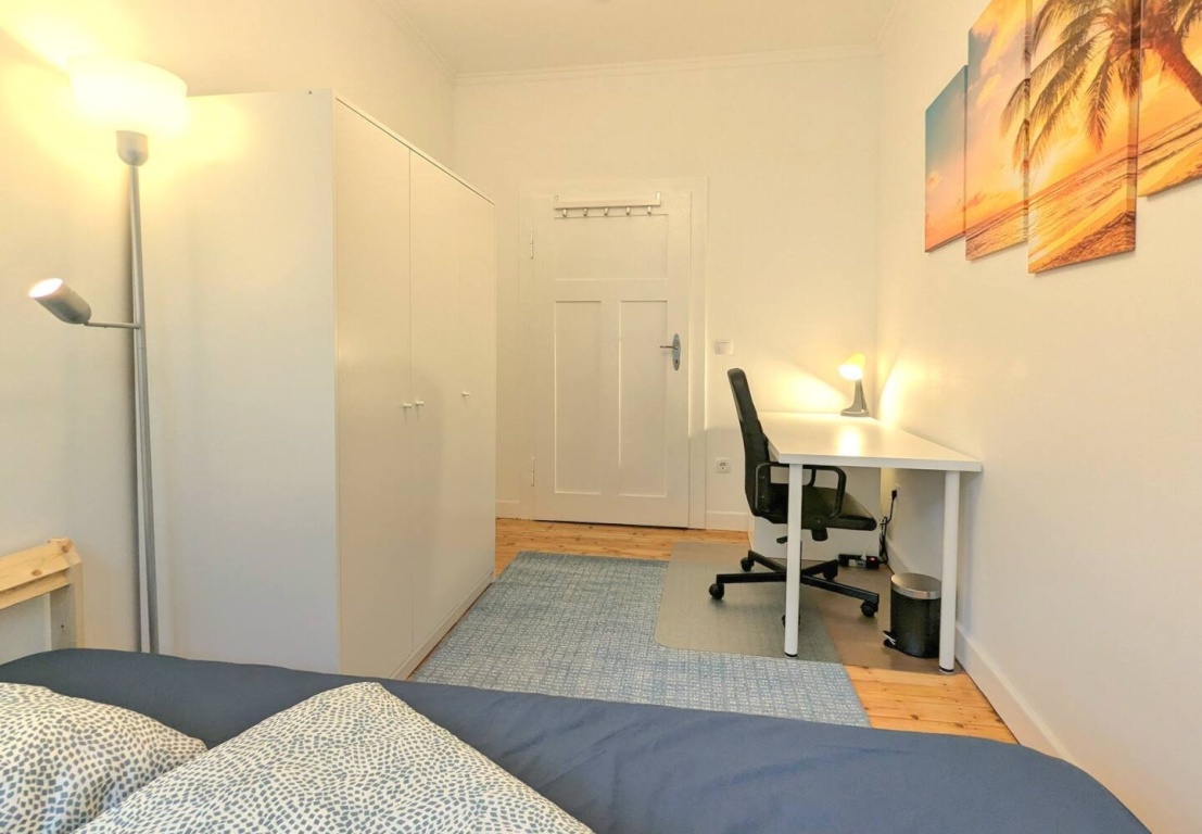 WG-Zimmer Rohrbach Karlsruher Straße 68 - Im Zimmer findest du alles was man braucht.  Ein 1,40m x2m Bett, ein Kleiderschrank und ein Arbeitsbereich mit Schreibtisch und Stuhl