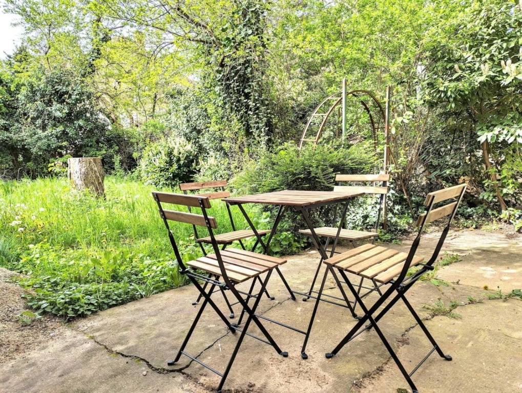 WG-Zimmer Rohrbach Karlsruher Straße 68 - Eine Terrasse hinter dem Haus lädt im Sommer zum Draußen Sitzen ein