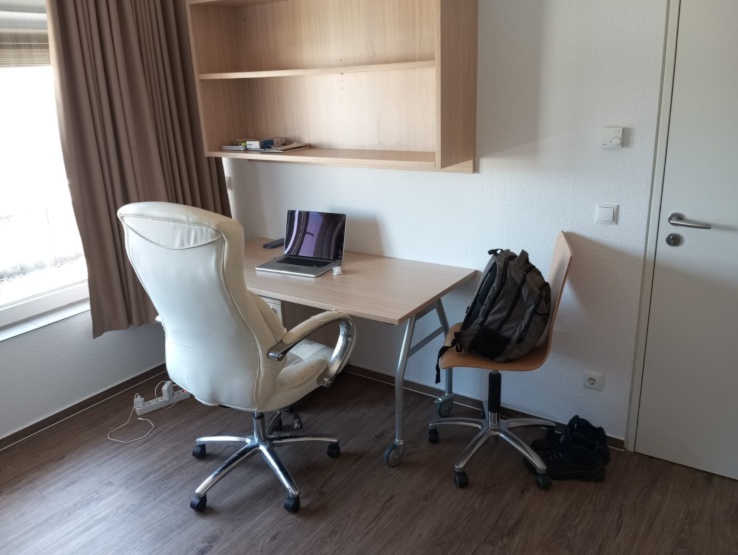 Imagen del anuncio: Room for sublet available from 01.04.2025 to 29.08.2025 in student dorms Flutstraße without Anmeldung. It is a two people shared appartment: shared kitchen and bathroom. It is 3 minute walk from the University and Edeka.