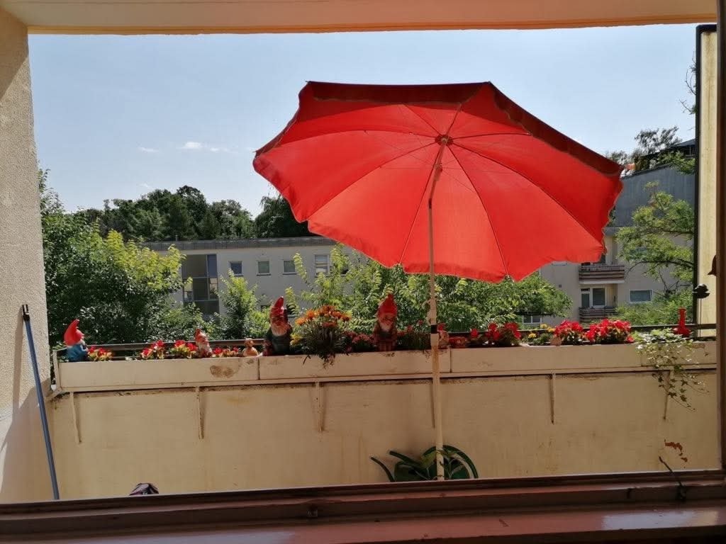 Schönes helles möbliertes Zimmer mit großem Balkon in 2.5Zimmer Wohnung in Steglitz.Zentral gelegen zur U-+S-Bahn Rathaus Steglitz.Ein möbiliertes Wohnzimmer zur Mitbenutzung.Die gesamte Wohnung ist hauptsächlich zur Alleinverfügung! – Sedanstraße 17a, 12167 Berlin Steglitz – Vorschaubild 4