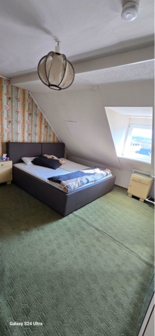 Anzeigenbild: Möbliertes Dachgeschoss-WG-Zimmer mit Fitnessraum