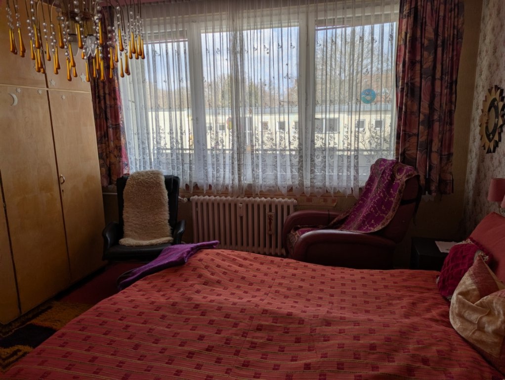 Schönes helles möbliertes Zimmer mit großem Balkon in 2.5Zimmer Wohnung in Steglitz.Zentral gelegen zur U-+S-Bahn Rathaus Steglitz.Ein möbiliertes Wohnzimmer zur Mitbenutzung.Die gesamte Wohnung ist hauptsächlich zur Alleinverfügung! – Sedanstraße 17a, 12167 Berlin Steglitz – Vorschaubild 2