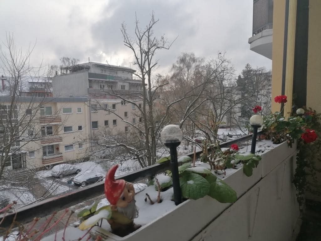 Schönes helles möbliertes Zimmer mit großem Balkon in 2.5Zimmer Wohnung in Steglitz.Zentral gelegen zur U-+S-Bahn Rathaus Steglitz.Ein möbiliertes Wohnzimmer zur Mitbenutzung.Die gesamte Wohnung ist hauptsächlich zur Alleinverfügung! – Sedanstraße 17a, 12167 Berlin Steglitz – Vorschaubild 7