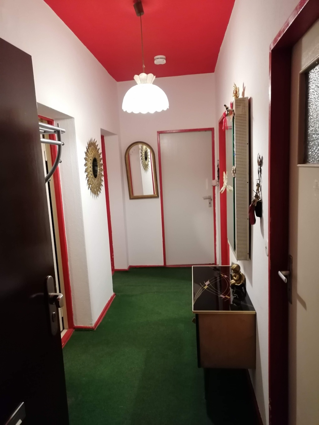 Schönes helles möbliertes Zimmer mit großem Balkon in 2.5Zimmer Wohnung in Steglitz.Zentral gelegen zur U-+S-Bahn Rathaus Steglitz.Ein möbiliertes Wohnzimmer zur Mitbenutzung.Die gesamte Wohnung ist hauptsächlich zur Alleinverfügung! – Sedanstraße 17a, 12167 Berlin Steglitz – Vorschaubild 3