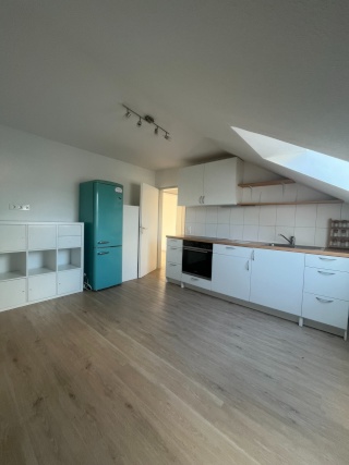 Ad image: For 3 months: Bright, unfurnished 1.5 rooms DG apartment in quiet residential area for 3 months to rent.