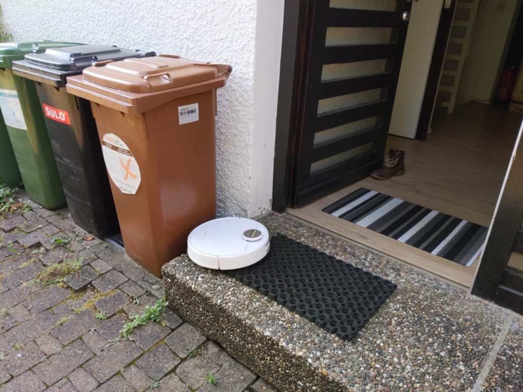 WG-Zimmer Vaihingen Othellostraße 20 - Staubsauger beim Erkunden